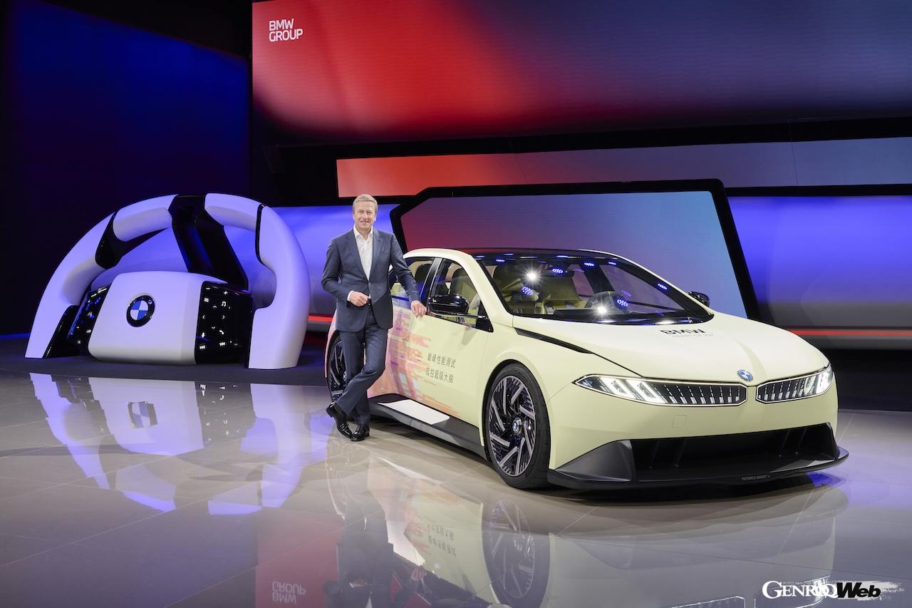 BMWは現在開催中の上海モーターショーにおいて、蓄光ペイントが施された「BMW ビジョン ドライビング エクスペリエンス（写真）」などを発表した。写真はプレスカンファレンスに登壇したオリバー・ツィプセ会長。