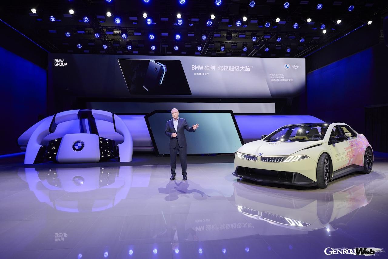 BMWは現在開催中の上海モーターショーにおいて、蓄光ペイントが施された「BMW ビジョン ドライビング エクスペリエンス（写真）」などを発表した。写真はプレスカンファレンスに登壇したオリバー・ツィプセ会長。