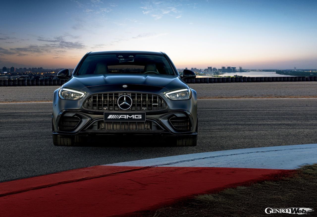 「Edition Peak」はボディカラーにシックなマットカラーの「MANUFAKTUR グラファイトグレーマグノ」をチョイスし、各部をブラックで統一したことで、引き締まったエクステリアを実現した。