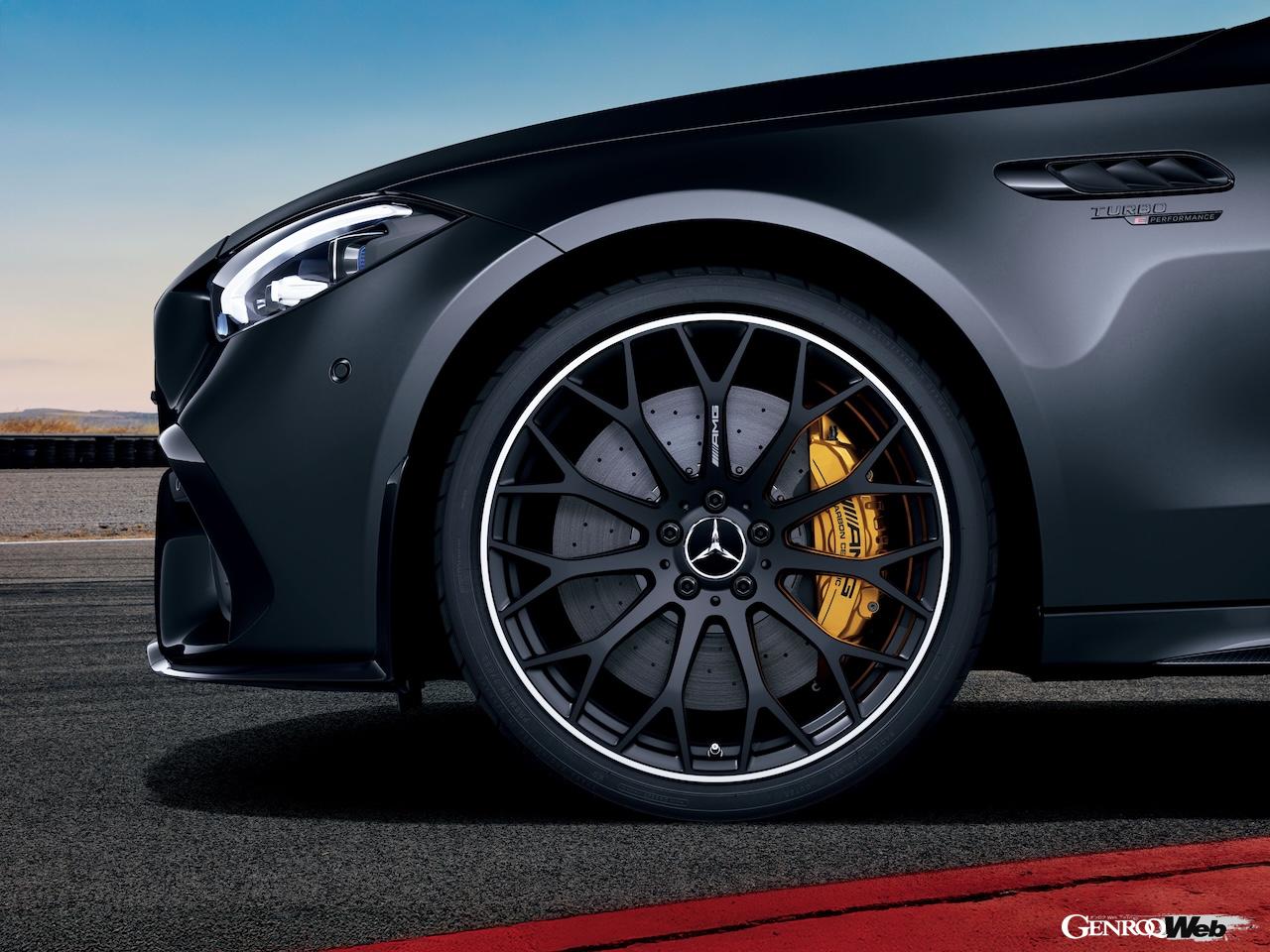 足元には、現行Cクラス初採用となる「AMG カーボンセラミックブレーキ」を装備する。