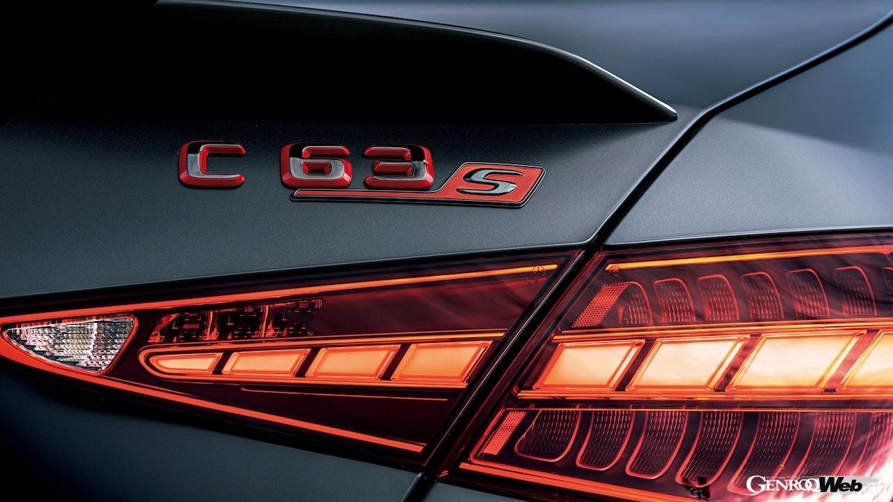 「Edition Peak」はボディカラーにシックなマットカラーの「MANUFAKTUR グラファイトグレーマグノ」をチョイスし、各部をブラックで統一したことで、引き締まったエクステリアを実現した。