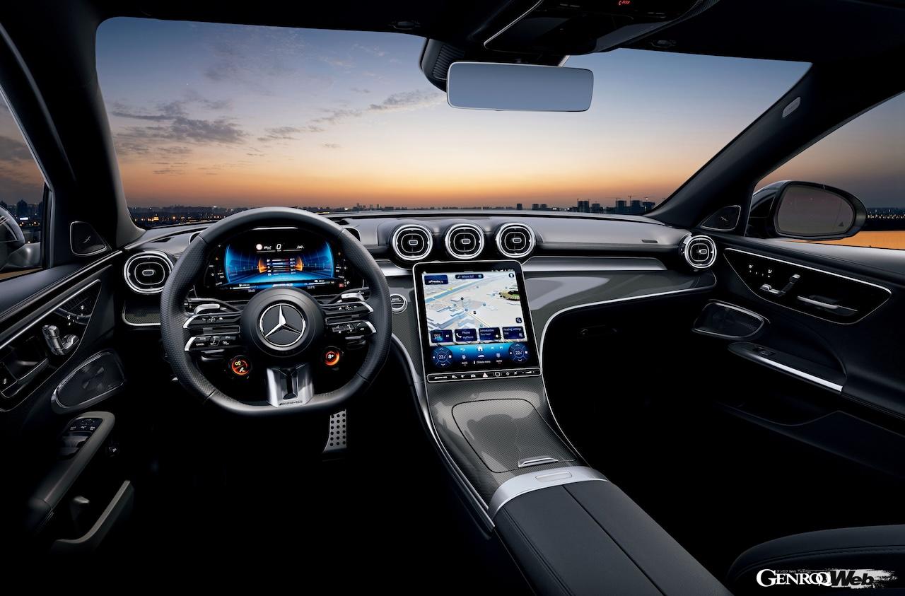 コクピットはブラックのナッパレザーに、煌びやかなコントラストを生む「メタルウィーブインテリアトリム」が組み合わせられた。