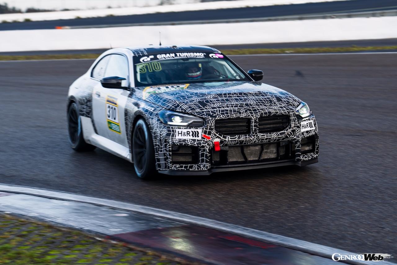 サーキットで開発テストを行う「BMW M2 レーシング」。