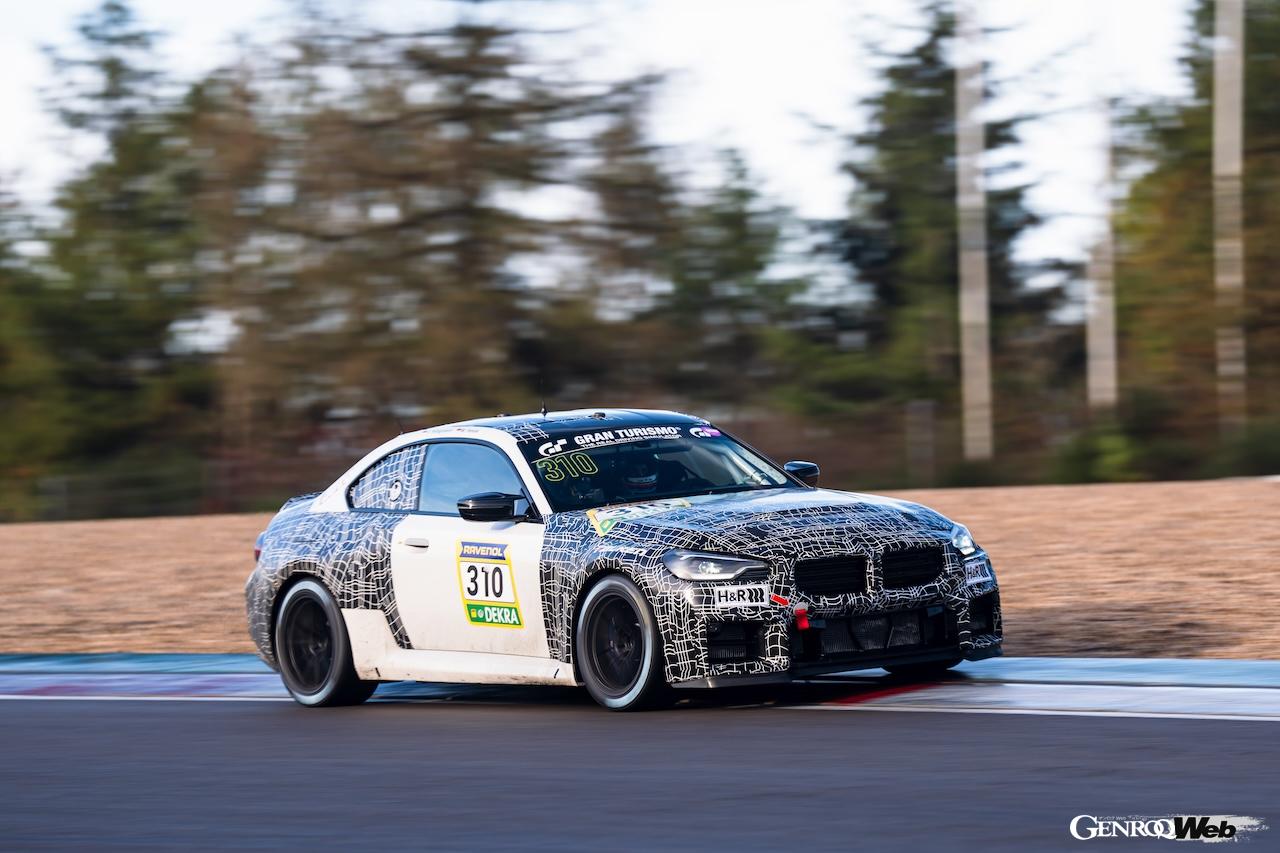 サーキットで開発テストを行う「BMW M2 レーシング」。