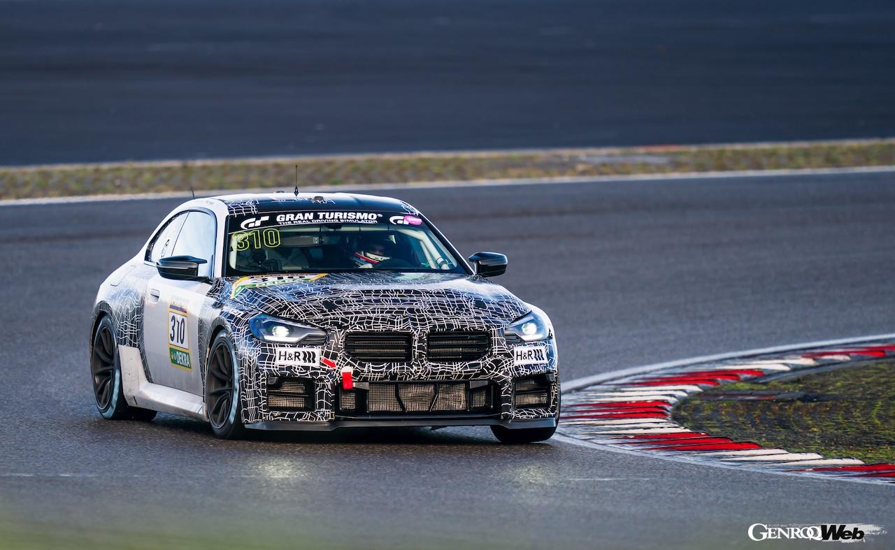 サーキットで開発テストを行う「BMW M2 レーシング」。