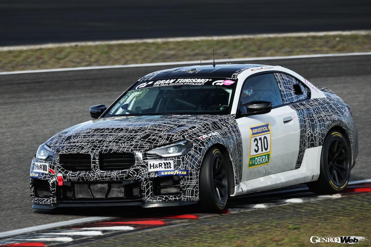 サーキットで開発テストを行う「BMW M2 レーシング」。