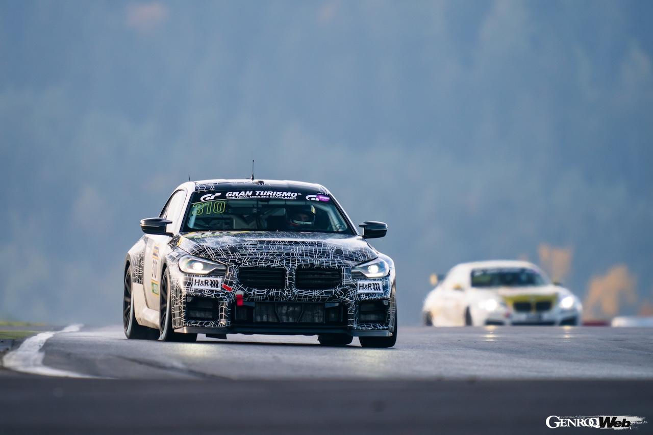 サーキットで開発テストを行う「BMW M2 レーシング」。
