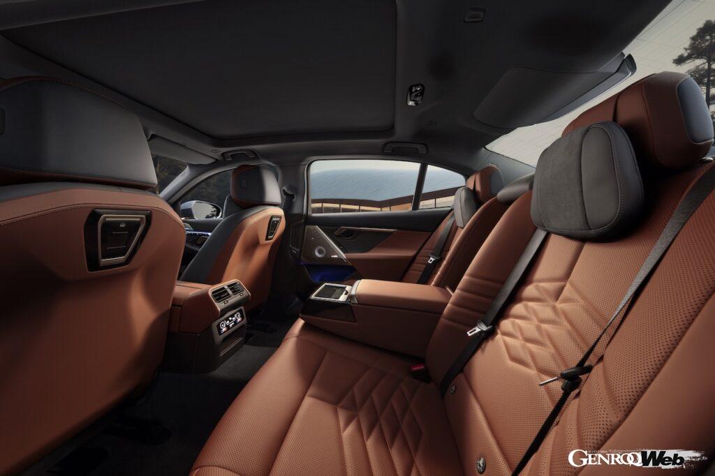 標準モデルからホイールベースを110mm延長したことで、フラッグシップの7シリーズに迫るリヤシートの居住性を実現した。