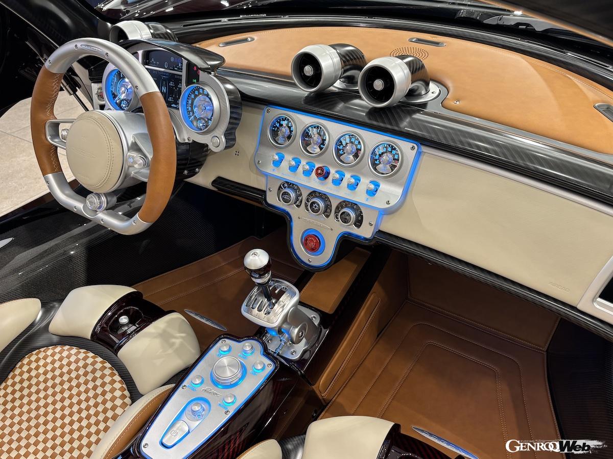 オラチオ・パガーニの美意識が溢れるインテリア。ステアリングはアルミの無垢材から削り出されている。