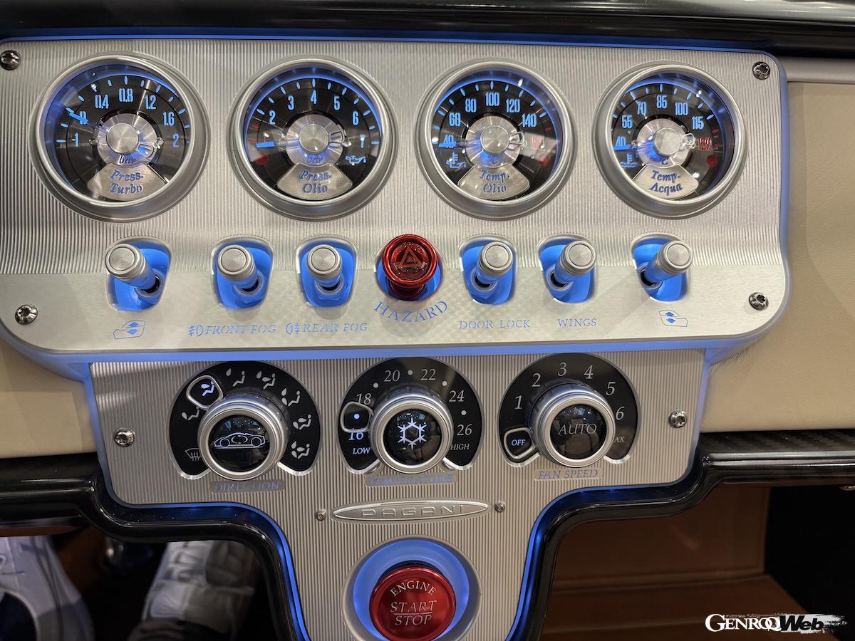 センターのメーターは右から水温、油温、油圧、ブースト。その下のトグルスイッチも美しい。