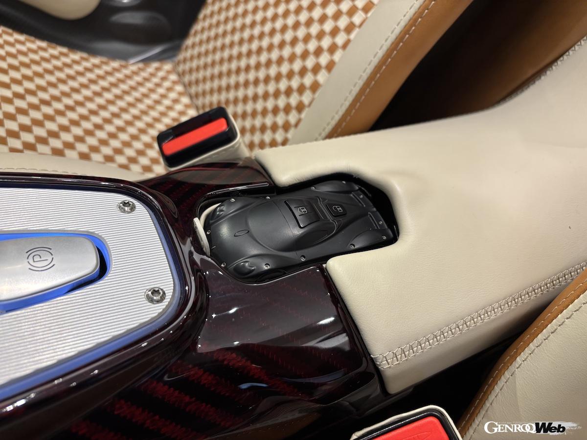 センターコンソールに収まるミニカー(?)はなんとキーです。