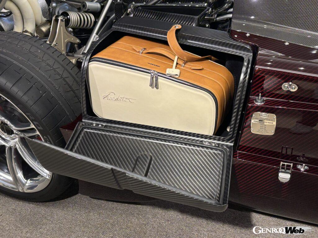 リヤタイヤの前にはラゲッジスペースがあり、そこにピッタリ収まるバッグも付属する。