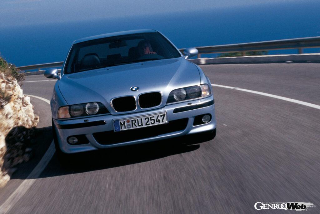 ニュルブルクリンク・ノルトシュライフェでは8分20秒と、当時のスポーツサルーンとして驚異的なタイムを記録した。