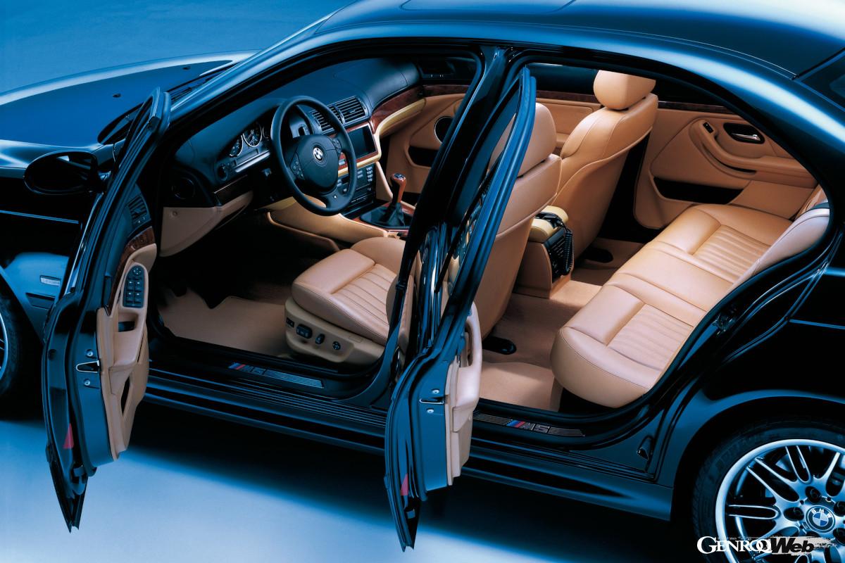 ボディ形状は4ドアセダンのみの設定。