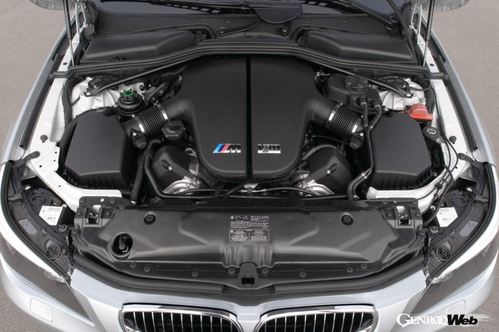 4999cc V型10気筒DOHC“S85B50A“ユニット。