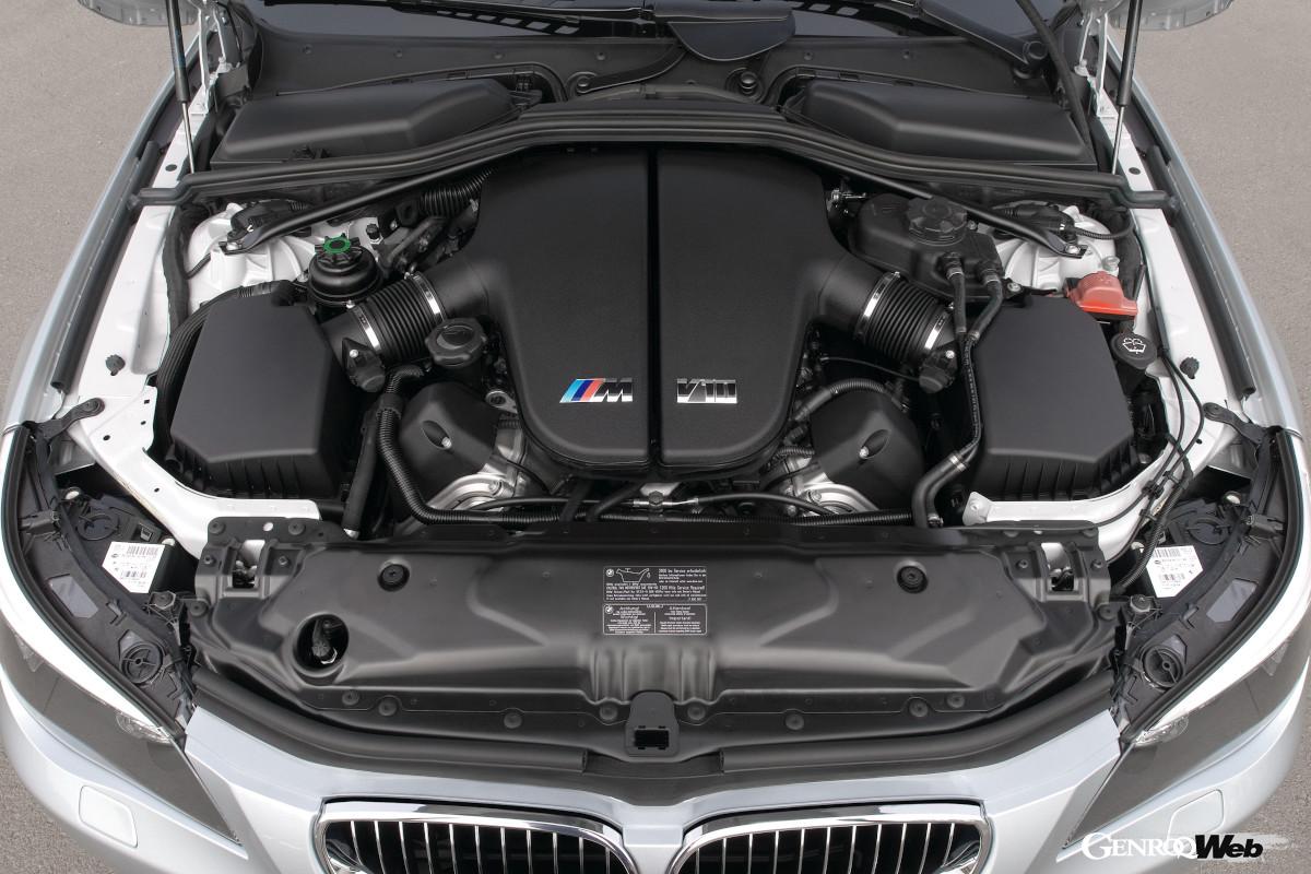 4999cc V型10気筒DOHC“S85B50A“ユニット。