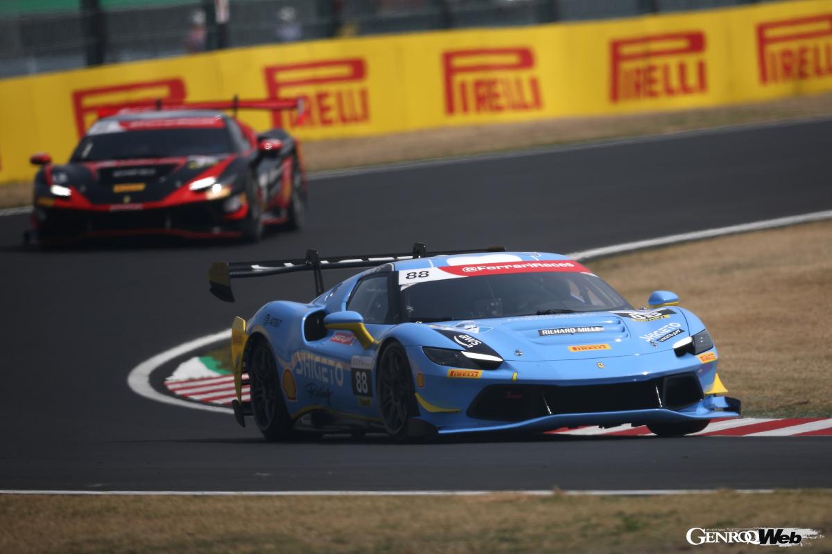 スーパーGT300クラスにも参戦する若手女性プロドライバーの小山美姫がポールトゥウィンを飾った。