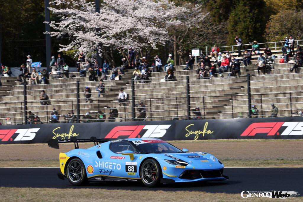 ポールポジションを獲得したのは若手女性ドライバー小山美姫。