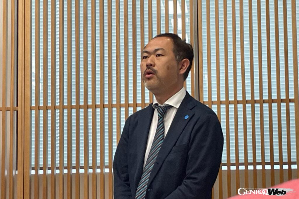 プレゼンを行うハーマンインターナショナル株式会社の桑原拓磨代表取締役。