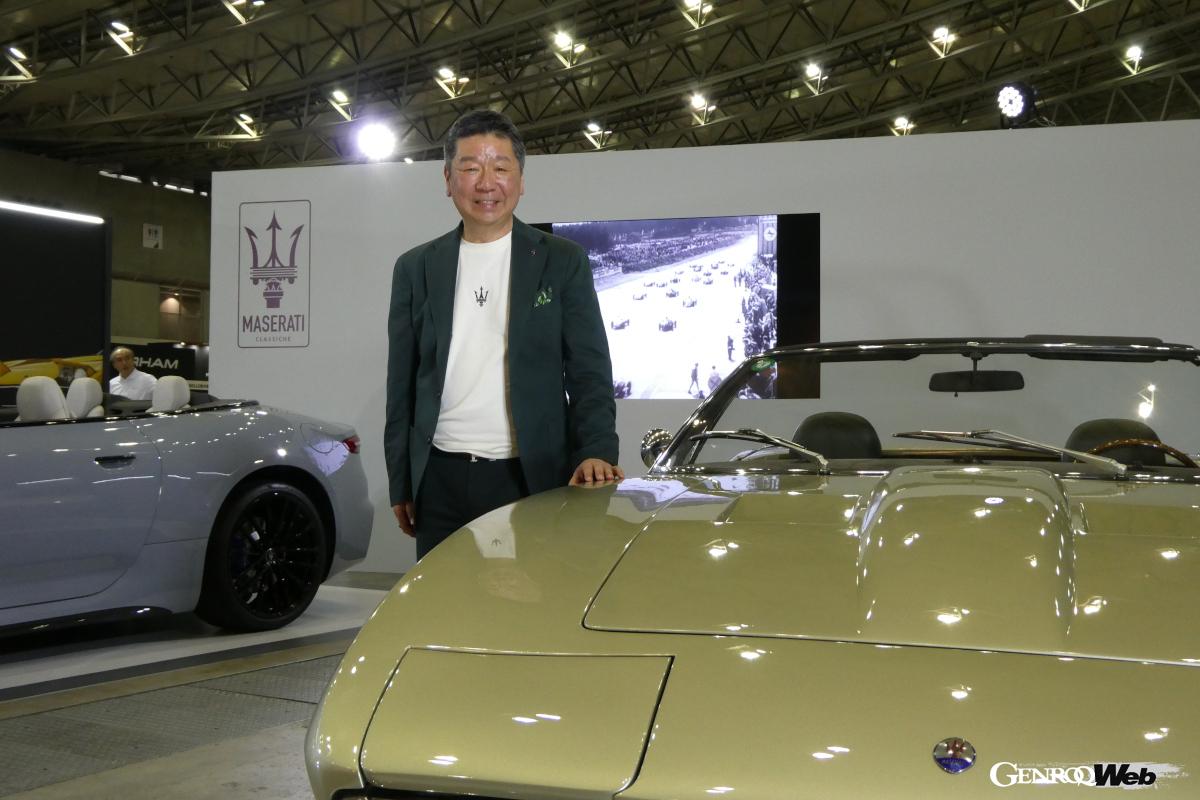 マセラティ ジャパン株式会社木村隆之代表取締役と初代ギブリ スパイダー。展示されたギブリ スパイダーは1969～1973年、2ドア2シータークーペ「ギブリ」（1966～1973）のオープントップモデルとして、わずか125台のみ生産された希少なマセラティ・ロードカー。