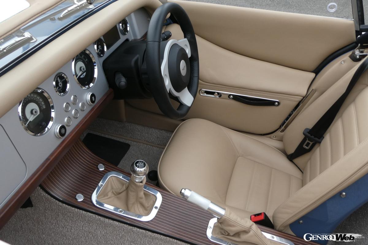 モーガン プラスフォーの室内