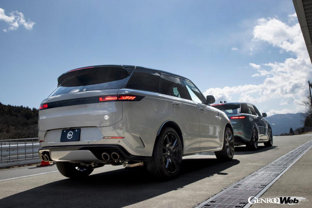 ピットレーンに並ぶ「レンジローバースポーツ SV」。前の車両は比較試乗用の「レンジローバースポーツ D300」だ。