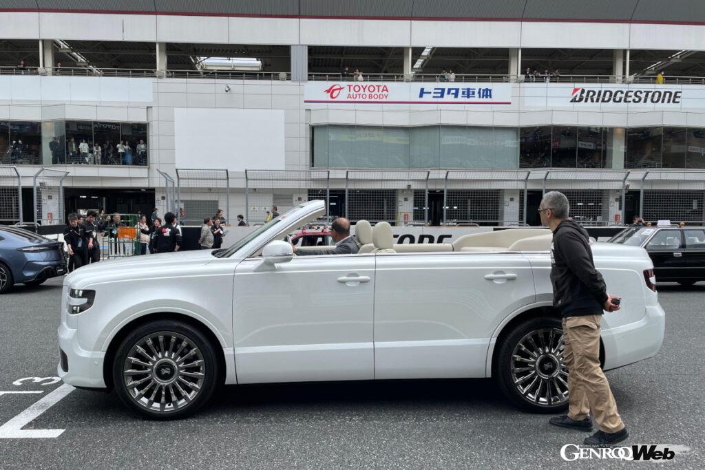 手前の局長K(身長174cm)との対比で「トヨタ センチュリー・オープンカー」のサイズ感が伝わってくる。