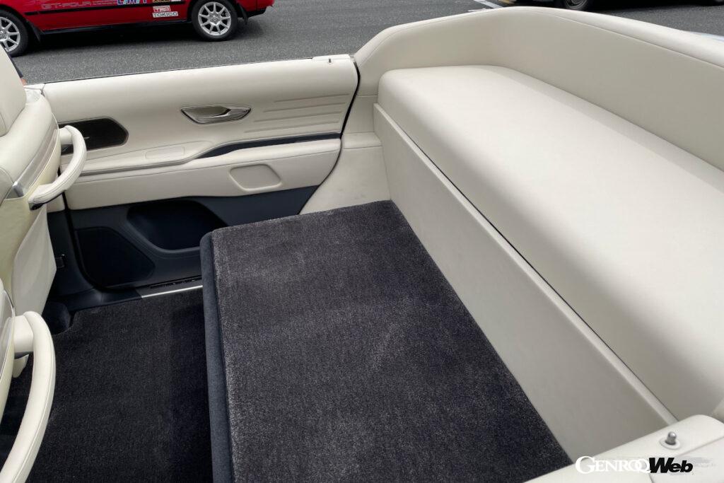 力士2名と後援者1名が余裕で座れる広々とした後席。