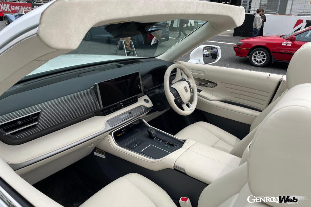 ウインドスクリーン断面はルーフが接続しないため、すっきりとしている。