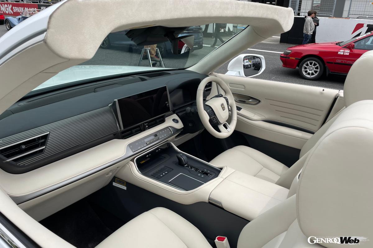 ウインドスクリーン断面はルーフが接続しないため、すっきりとしている。