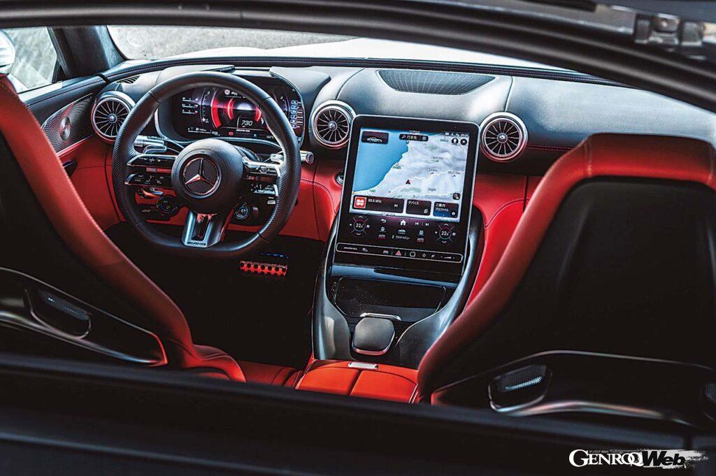 まるでタブレットのようなメディアディスプレイをセンターコンソールに採用したGT 63クーペのインパネ。モダンかつラグジュアリーな空間を演出している。