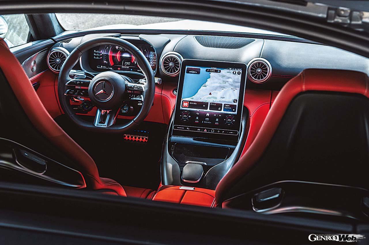 まるでタブレットのようなメディアディスプレイをセンターコンソールに採用したGT 63クーペのインパネ。モダンかつラグジュアリーな空間を演出している。