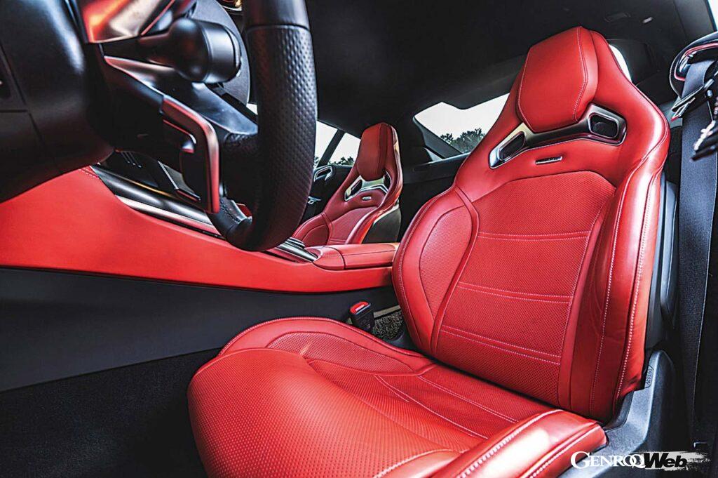 まるでタブレットのようなメディアディスプレイをセンターコンソールに採用したGT 63クーペのインパネ。モダンかつラグジュアリーな空間を演出している。