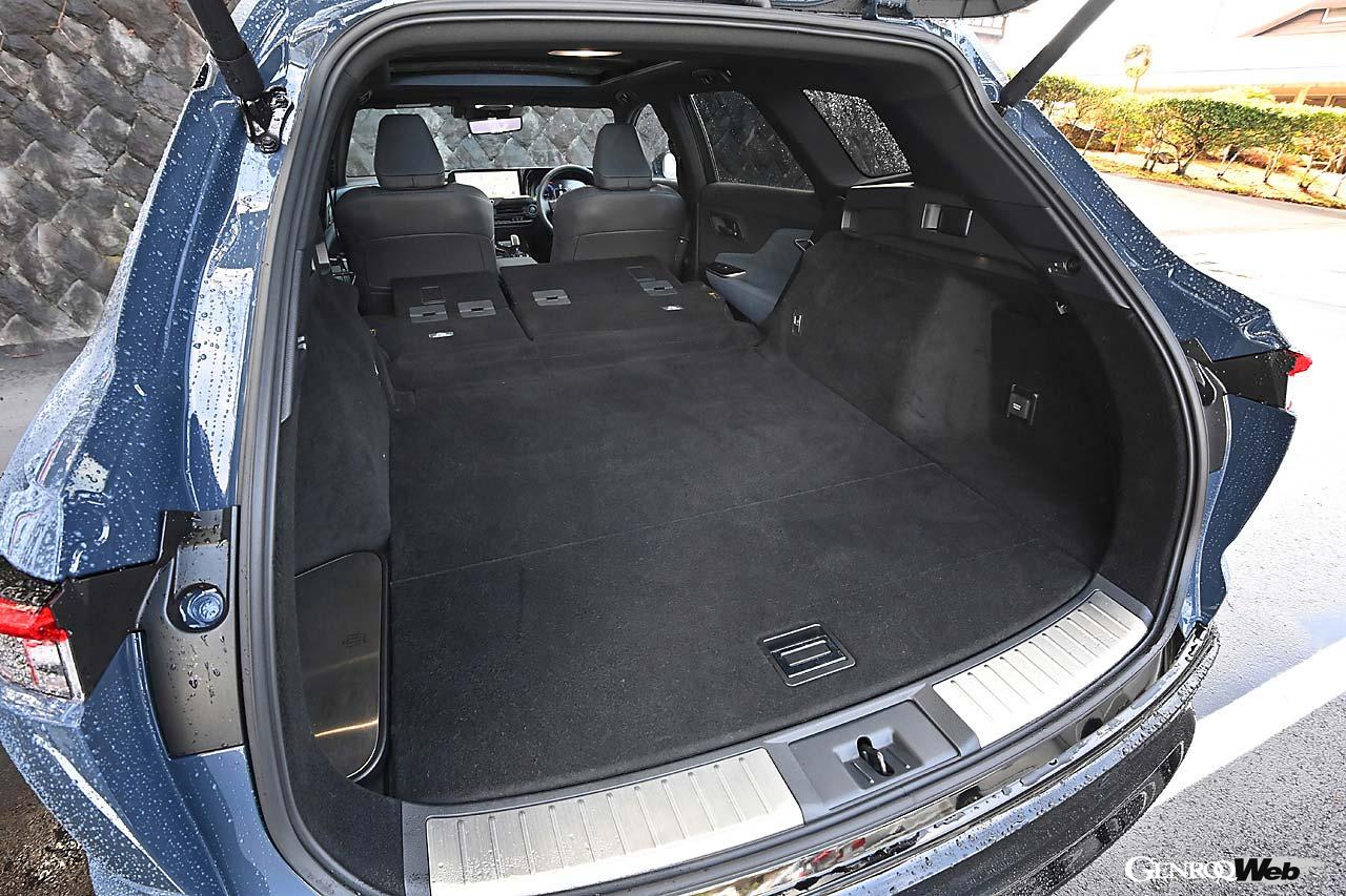 通常時570リットル、リヤシート格納時1470リットルの広大な荷室容量を確保するエステート。後席折りたたみ時は長さ2mのフラットスペースが生まれる。デッキチェアやデッキテーブルも新採用。