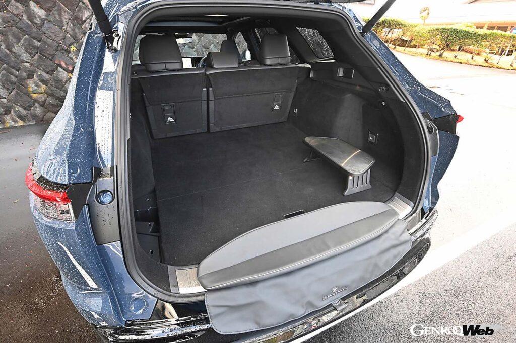 通常時570リットル、リヤシート格納時1470リットルの広大な荷室容量を確保するエステート。後席折りたたみ時は長さ2mのフラットスペースが生まれる。デッキチェアやデッキテーブルも新採用。