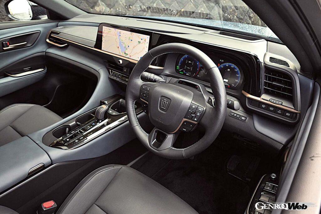 メーターやディスプレイを水平に配置することで、ドライバーの視線移動を最小限にとどめている。後席の乗り心地に配慮した「リヤコンフォートモード」はPHVのみの設定。