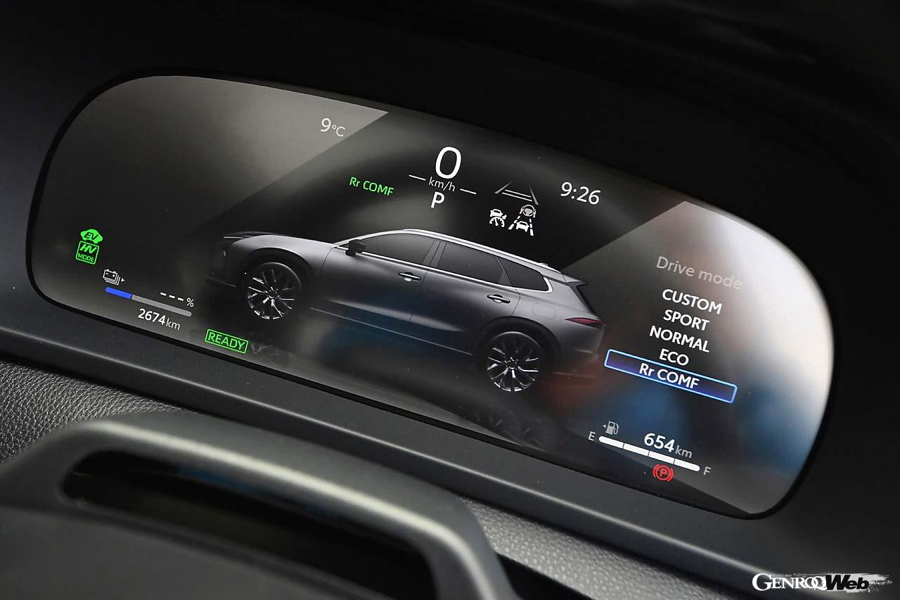 メーターやディスプレイを水平に配置することで、ドライバーの視線移動を最小限にとどめている。後席の乗り心地に配慮した「リヤコンフォートモード」はPHVのみの設定。