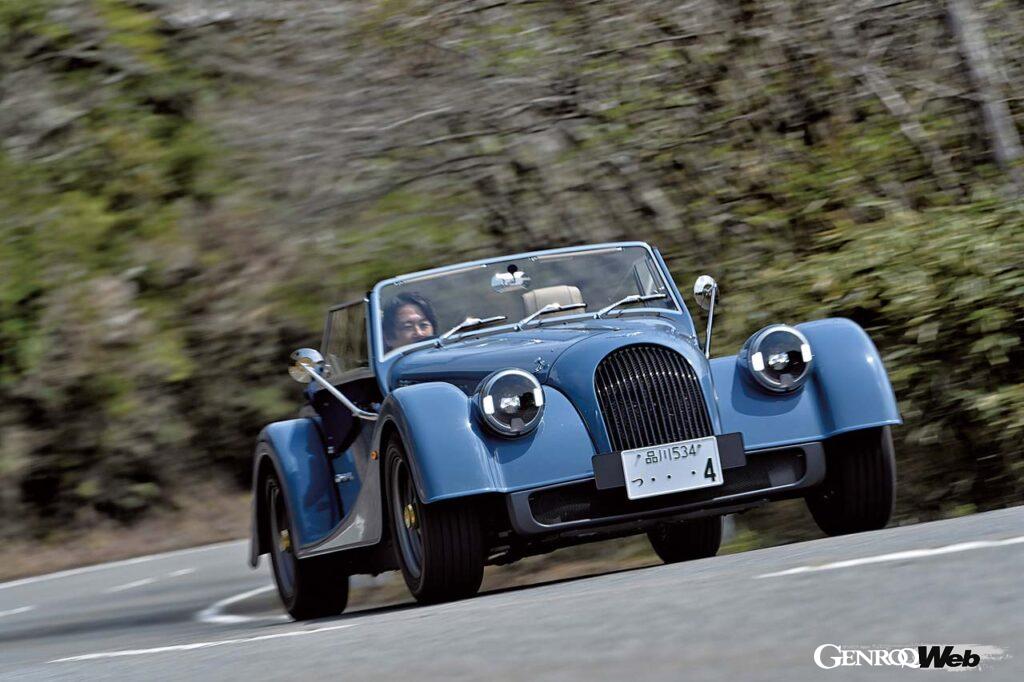 これまで別体だったヘッドライトとウインカーは、統合されてオリジナルデザインとなるひとつのコンビネーションライトに集約。サイドミラーも新デザインで、上部には「MORGAN」のロゴが入る。