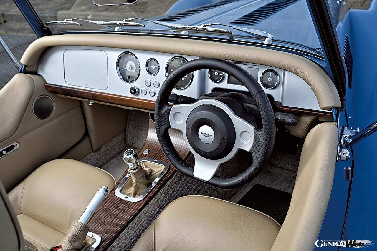 コクピットは極めてシンプル。ドライバーの目の前には燃料系と水温系、その間の液晶部分には様々な情報が表示される。スピードメーターは中央左、タコメーターは中央右に。6速MTのほか8速ATも用意される。