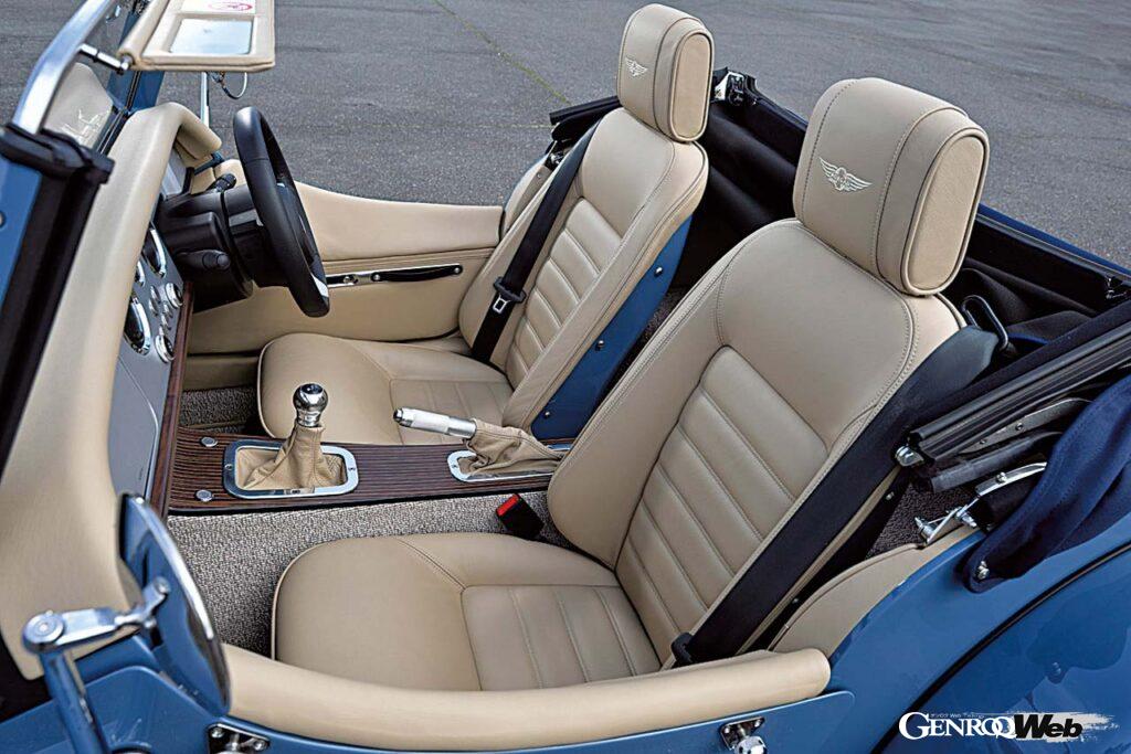 シートカラー6色、パイピングは12色から選べるなど、コーディネートの幅は多彩。室内はほどよくタイトで、乗降性は悪くない。シート後方にはある程度の荷物が置けるスペースもある。