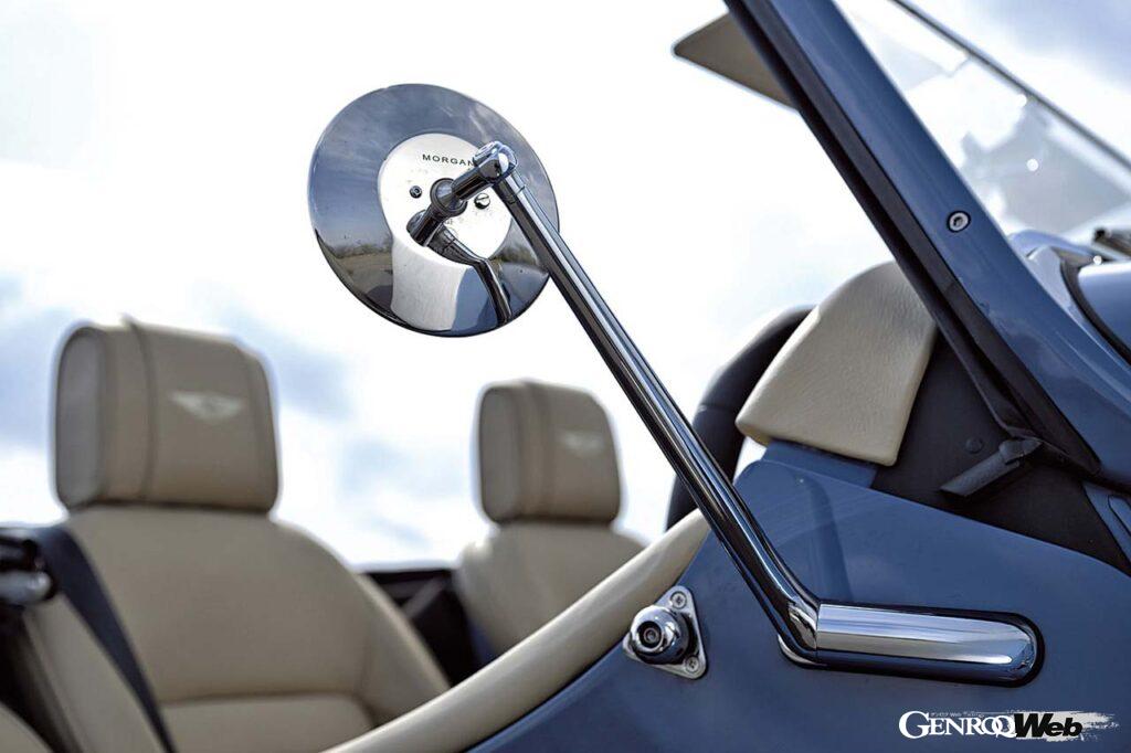 これまで別体だったヘッドライトとウインカーは、統合されてオリジナルデザインとなるひとつのコンビネーションライトに集約。サイドミラーも新デザインで、上部には「MORGAN」のロゴが入る。