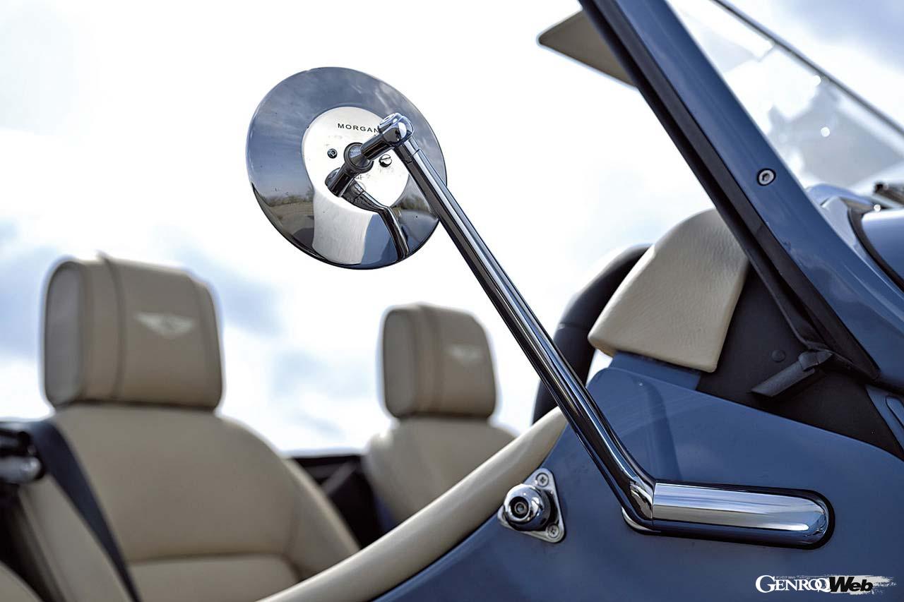 これまで別体だったヘッドライトとウインカーは、統合されてオリジナルデザインとなるひとつのコンビネーションライトに集約。サイドミラーも新デザインで、上部には「MORGAN」のロゴが入る。