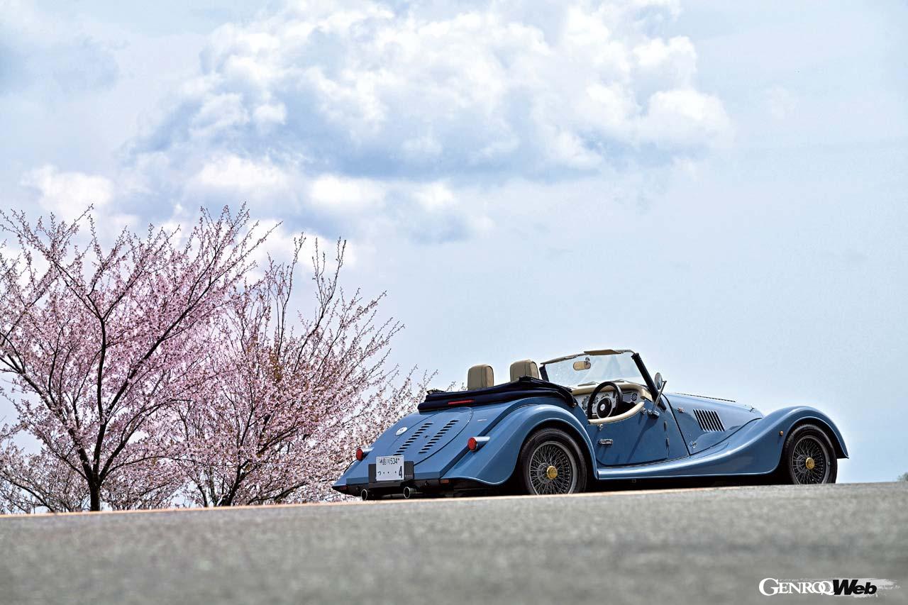 モーガンといえば1930年代から変わらない走りとスタイリングで語られることが多い。だが、昨年マイナーチェンジした「プラスフォー」は、そのエクステリアを大胆にモダナイズ。走りもアップデートさせてきたという。早速その実像に迫ってみよう。