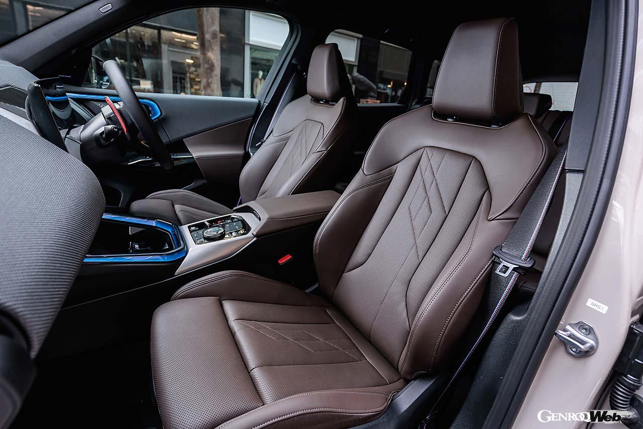 試乗車にはアクティブベンチレーションを備えたコンフォートパッケージが採用されていた。フラットボトムのDシェイプが特徴的なステアリングは手に馴染む。