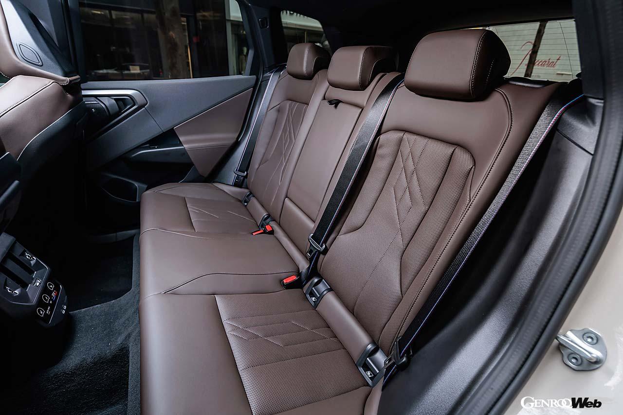 試乗車にはアクティブベンチレーションを備えたコンフォートパッケージが採用されていた。フラットボトムのDシェイプが特徴的なステアリングは手に馴染む。