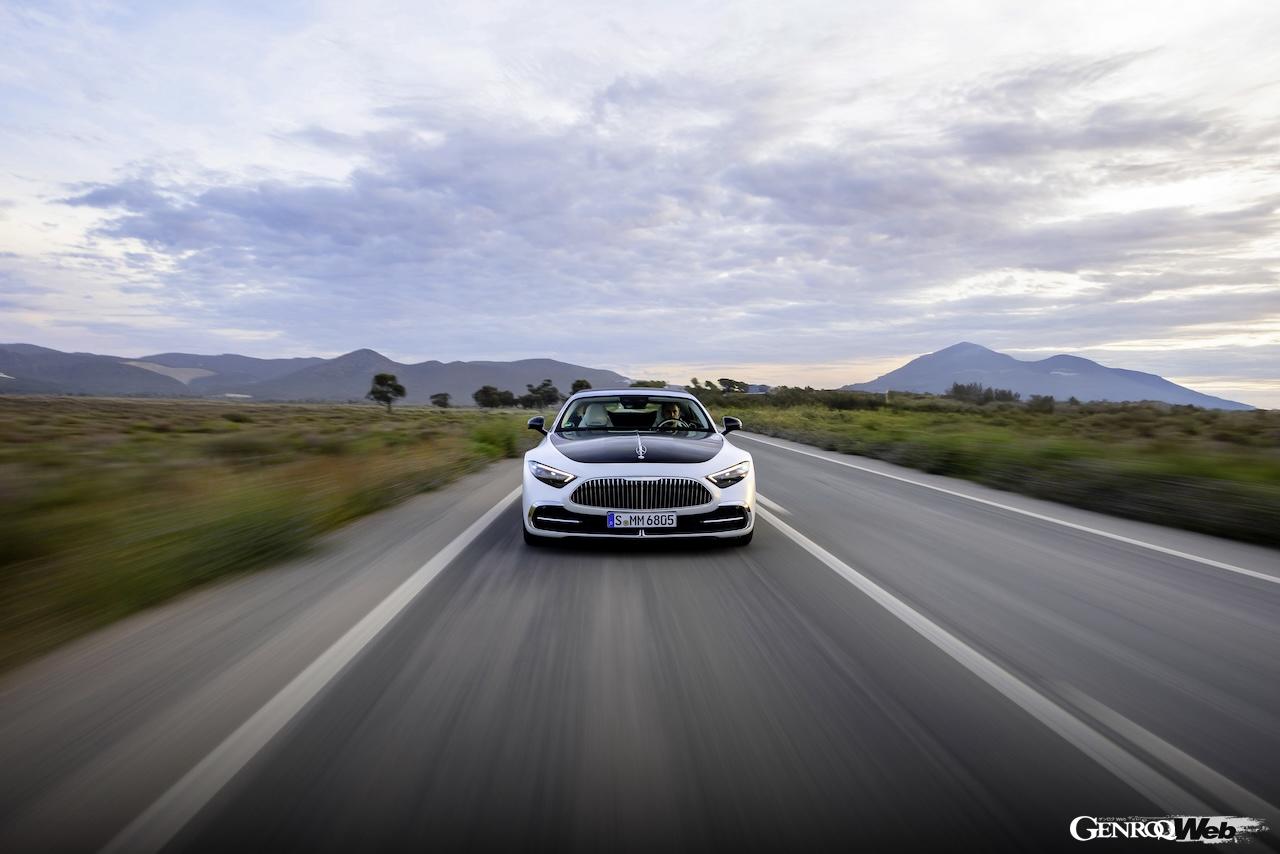 「メルセデス・マイバッハ SL 680 モノグラム シリーズ」の走行シーン。