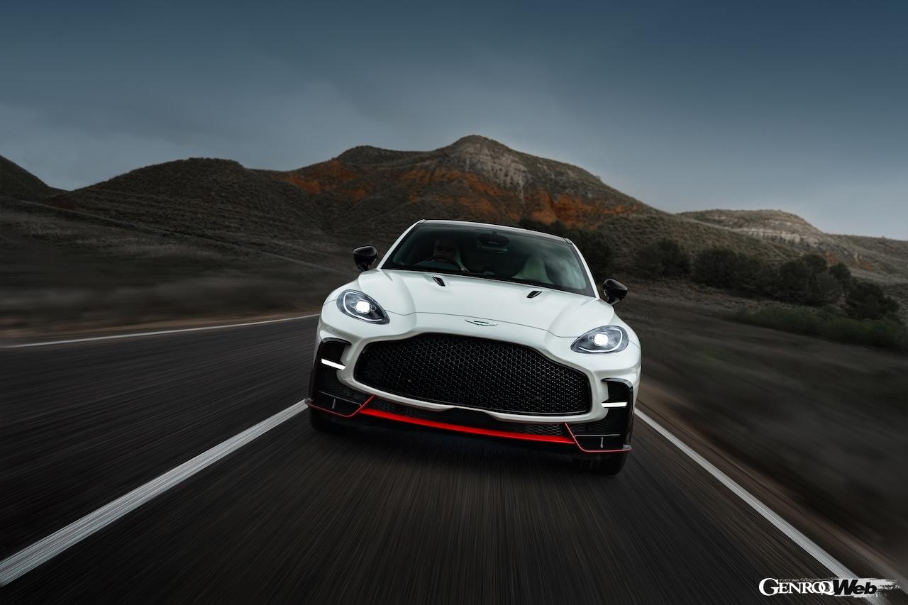 ハイパフォーマンスSUV「アストンマーティン DBX S」の走行シーン。