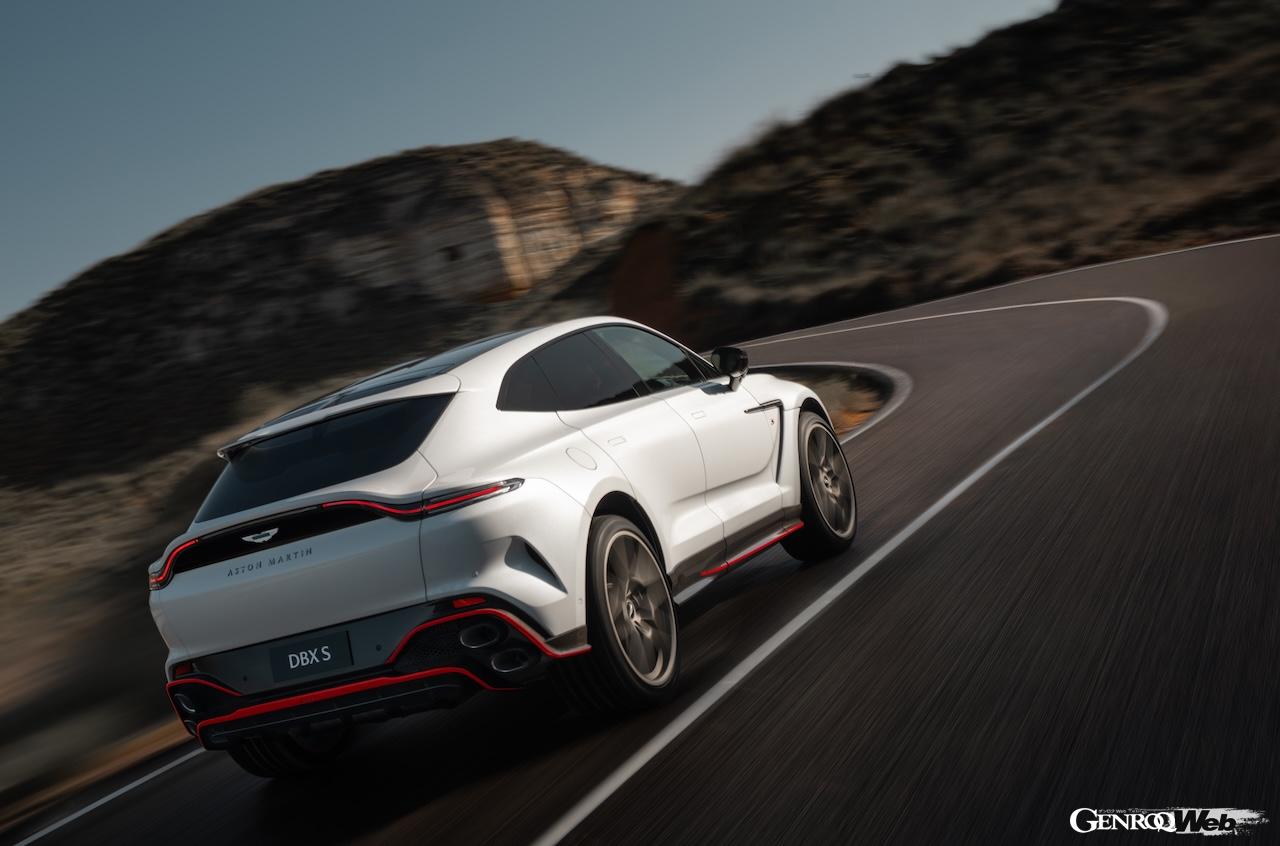 ハイパフォーマンスSUV「アストンマーティン DBX S」の走行シーン。