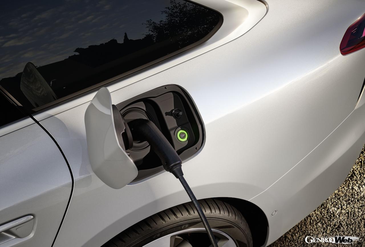 「アウディ A6 アバント e-hybrid quattro」の充電ポート。