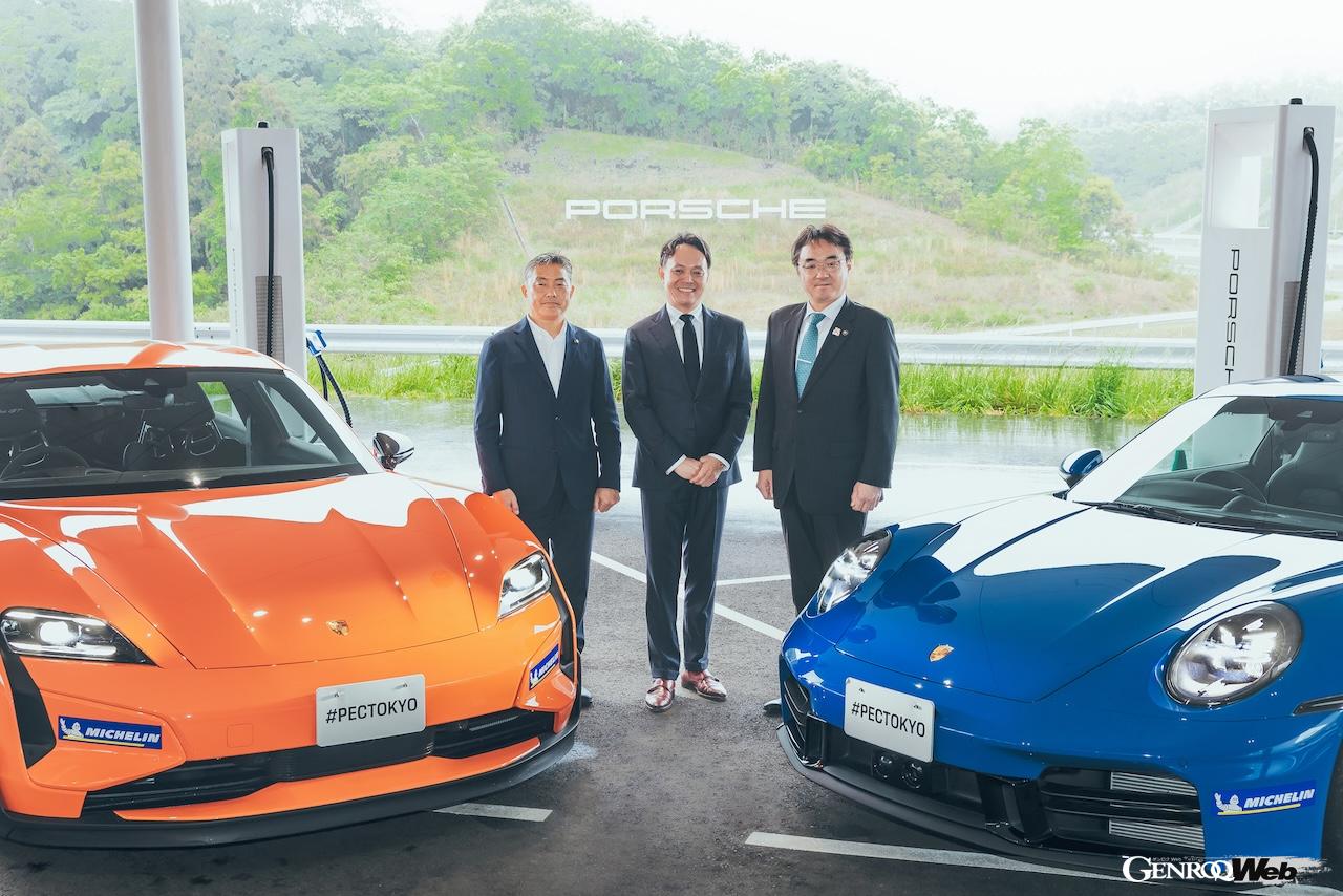 今回の発表を「Porsche Traum Strasse」延伸発表を受けて、木更津の渡辺芳邦市長（左）、ポルシェジャパン プロダクト＆サービス部執行役員の藤井隆行（中央）、袖ケ浦の粕谷智浩市長（右）。